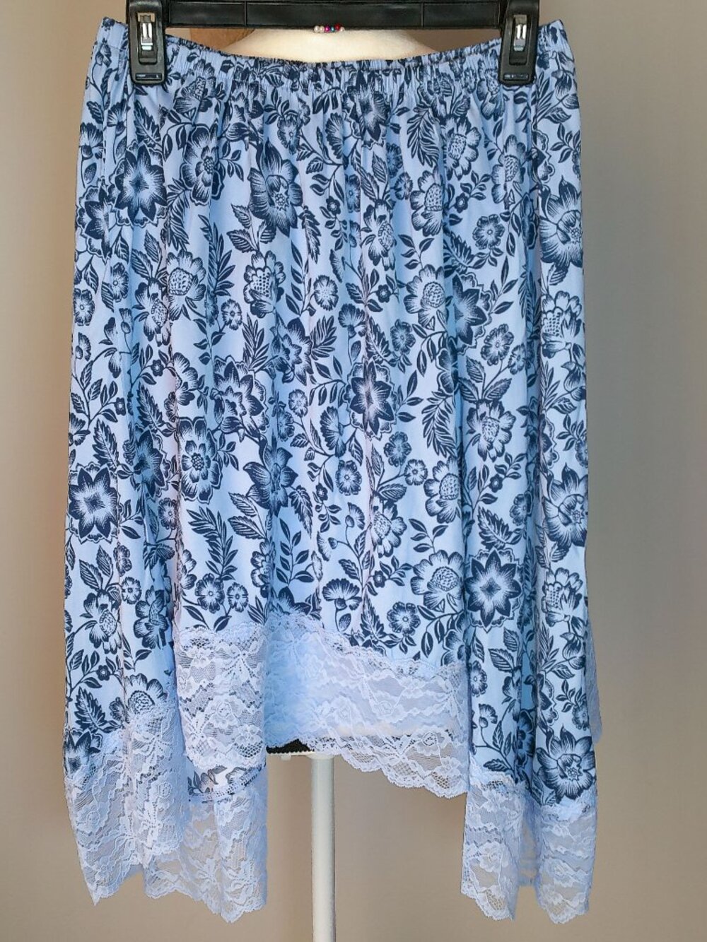 AERIE Mini Skirt Elastic Waist SharkBite Lace Hem Blue/Navy Floral Design NWT SP